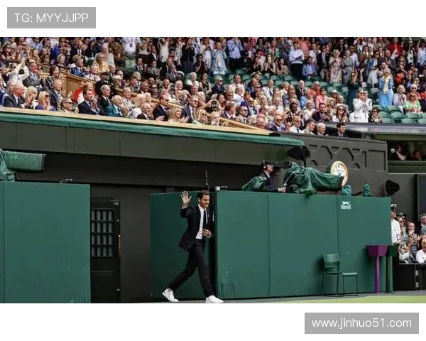 费德勒宣布退役后首次亮相 向网球界致敬并透露未来计划